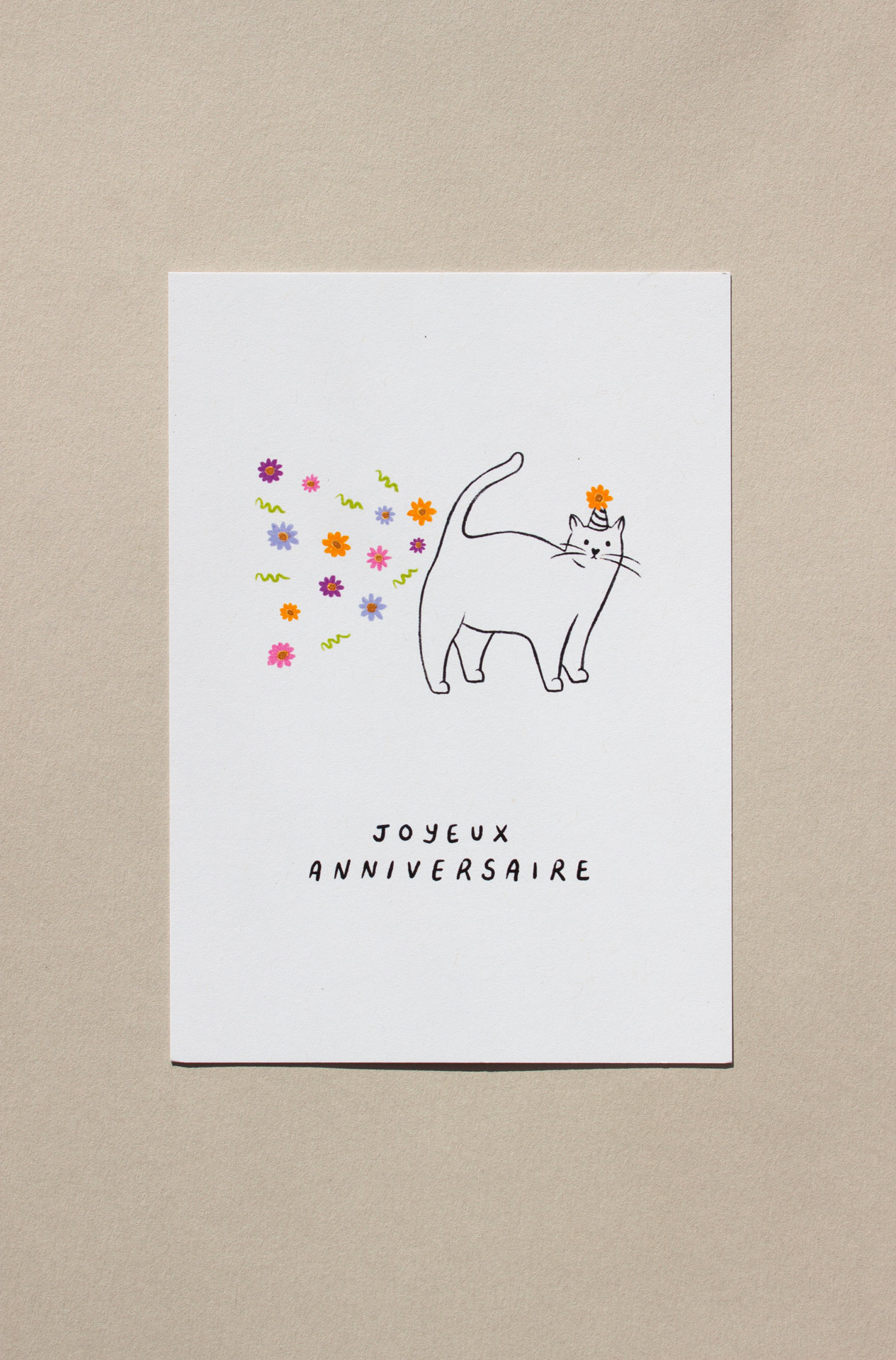 Carte postale chat pète fleurs