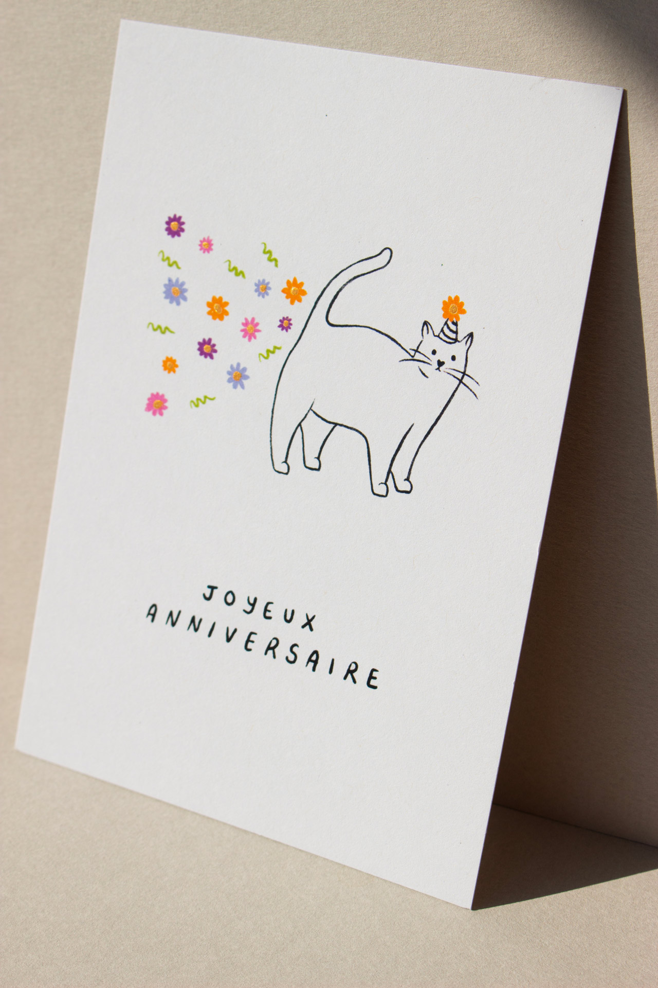 Carte postale chat pète fleurs