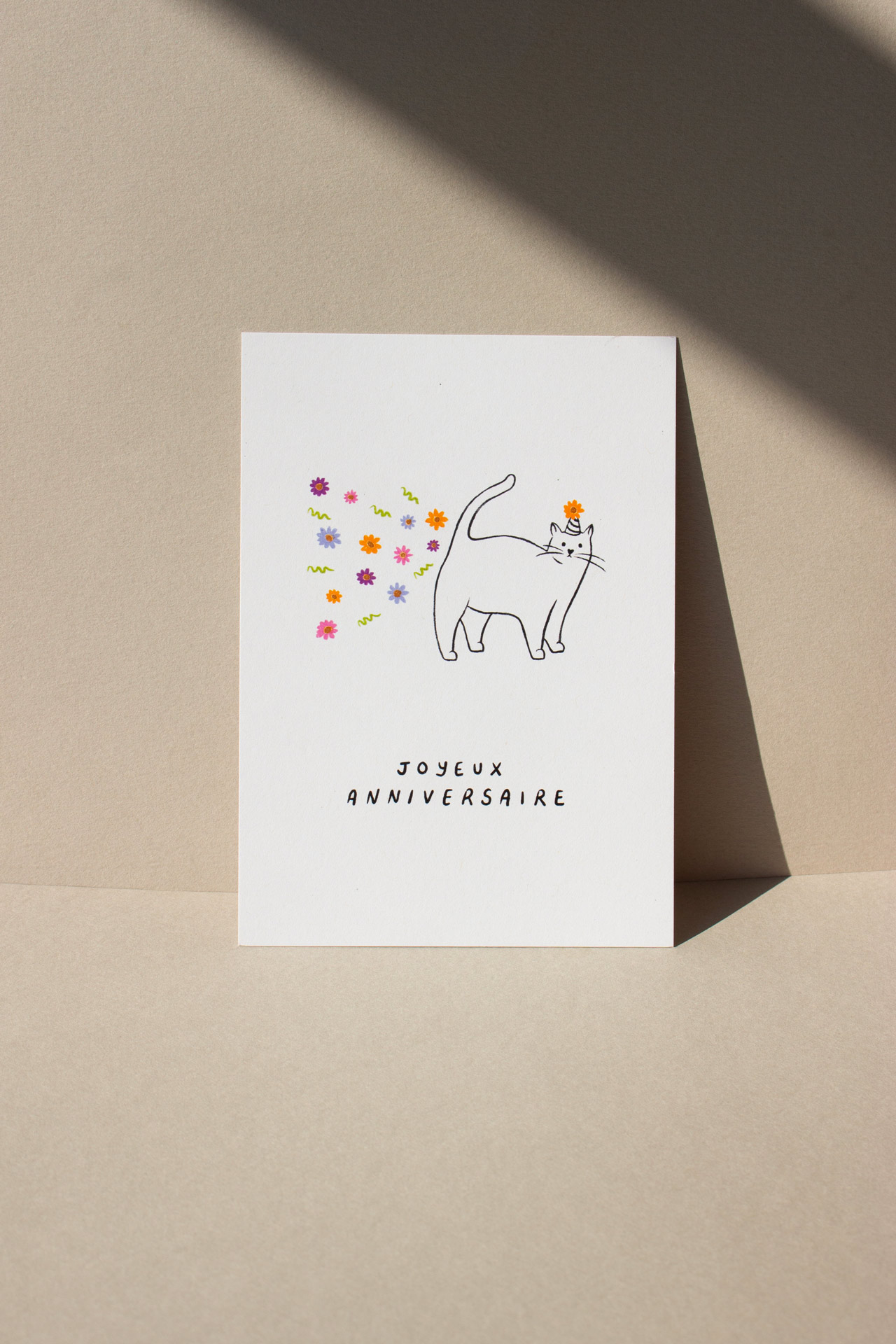 Carte postale chat pète fleurs